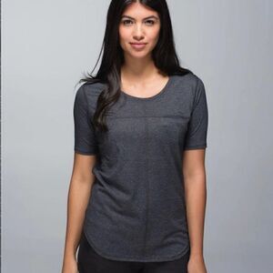 Lululemon Run Away Tee Heathered Black Womens Size 6 Technical Lightweight